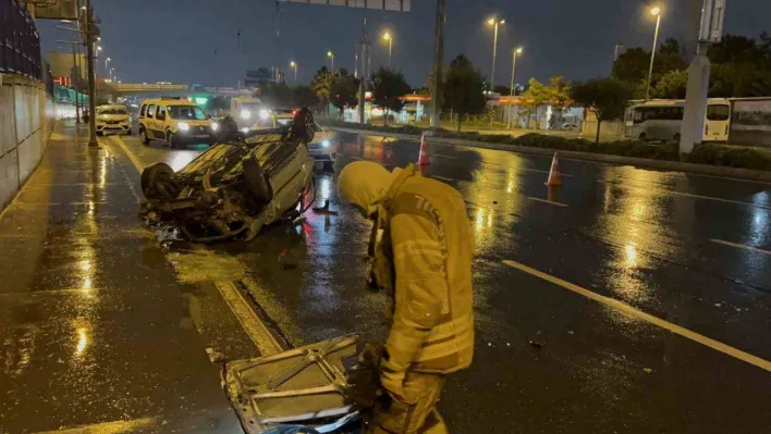 Refüjü aştı, karşı şeritteki araca çarpıp takla attı: 3 yaralı