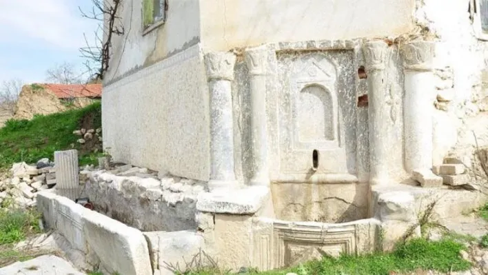 Roma dönemi mermer çeşme tahrip edildi