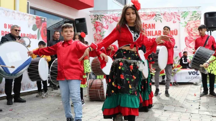 Romanlar Günü renkli görüntülerle kutlandı: Taburelere çıkıp oynadılar