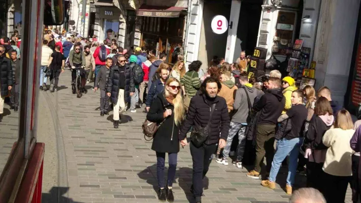 Rusya vatandaşları oy vermek için konsolosluk önünde uzun kuyruklar oluşturdu