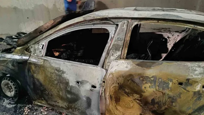 Sabiha Gökçen Havalimanı Tüneli'nde otomobil alev alev yandı