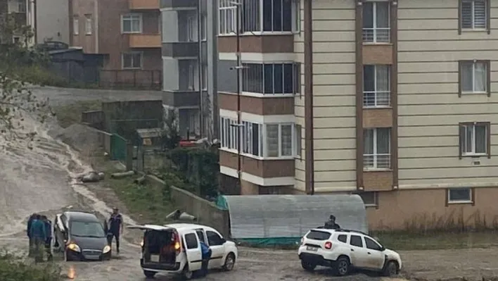 Sağanak o ilçeyi göle çevirdi, çoğu araç bozuk yollarda çukurlara düştü