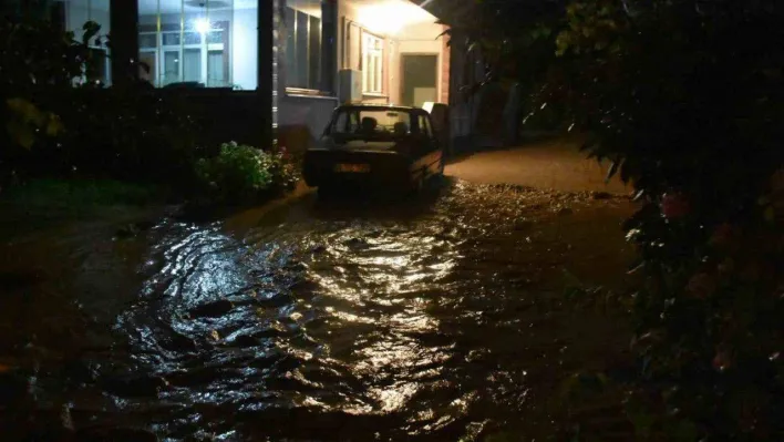 Sağanak yağış Hendek ilçesini de sular altında bıraktı