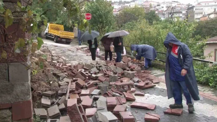 Sağanak yağış nedeniyle Üsküdar'da bahçe duvarı çöktü