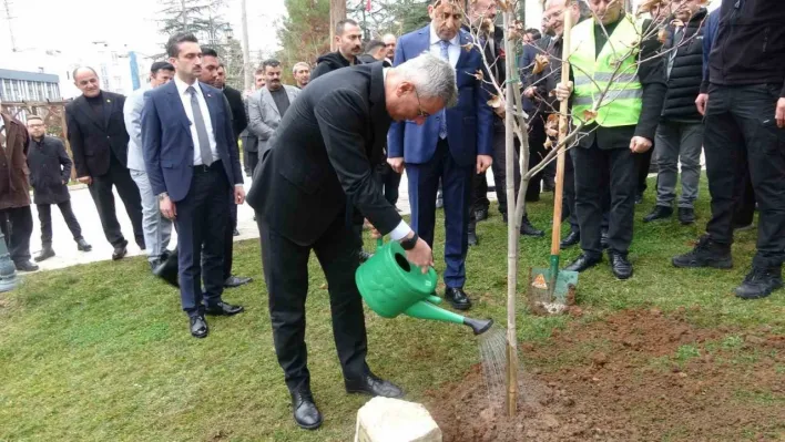 Sağlık Bakanı Prof. Dr. Kemal Memişoğlu, Bilecik'te fidan dikti