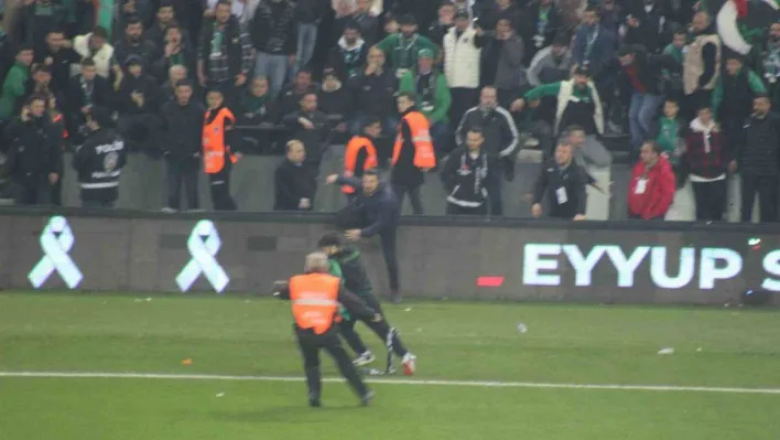 Sahaya atlayıp ortalığı karıştırmıştı, özür diledi