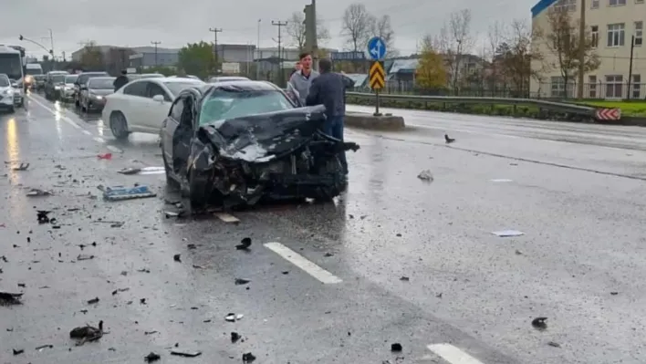Sakarya'da 3 araçlı zincirleme kaza: 2 yaralı