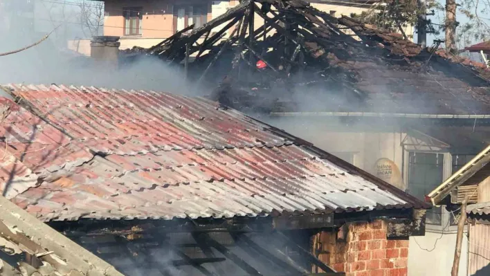 Sakarya'da atölyedeki yangın mahalleliyi sokağa döktü