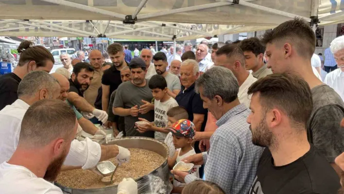 Sakarya'da Cuma namazı sonrası vatandaşa aşure dağıtıldı