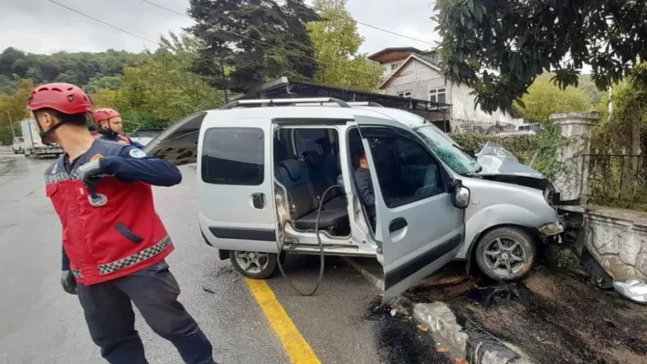 Sakarya'da hafif ticari araç bahçe duvarına çarptı: 2 yaralı