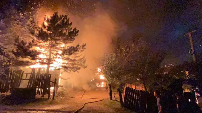 Sakarya'da iki ev ve iki depo yandı: Kundaklama iddiası