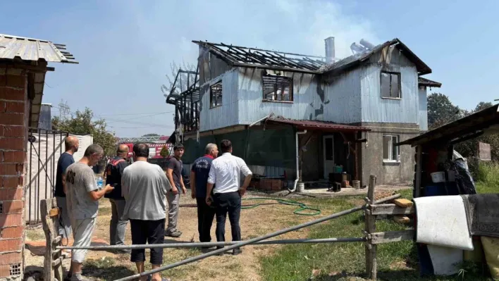 Sakarya'da iki katlı ev alev topuna döndü