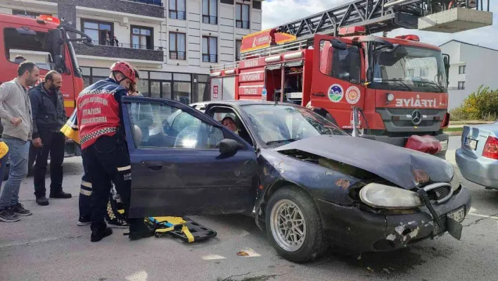 Sakarya'da iki otomobil çarpıştı: 2 yaralı