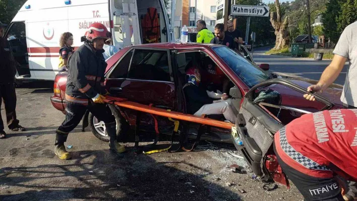 Sakarya'da iki otomobil çarpıştı: 2 yaralı