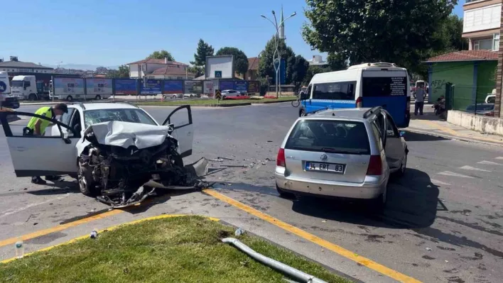 Sakarya'da kavşakta iki otomobil çarpıştı: 3 yaralı