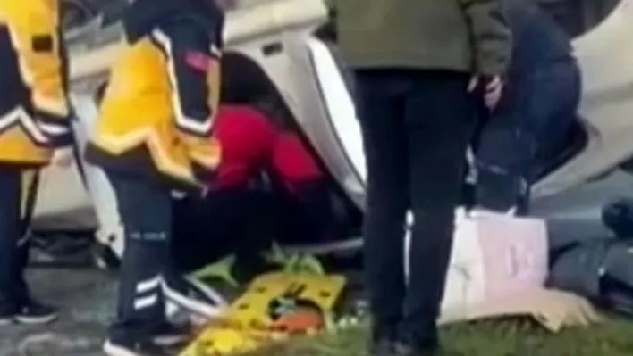 Sakarya'da kavşakta iki otomobil çarpıştı: 1 ölü, 3 yaralı