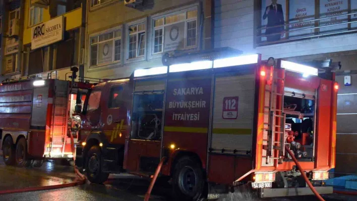 Sakarya'da market deposunda yangın