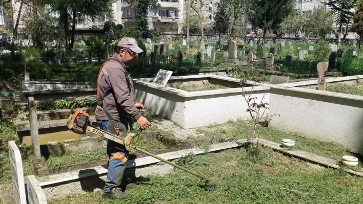 Sakarya'da mezarlıklar bayrama hazırlanıyor