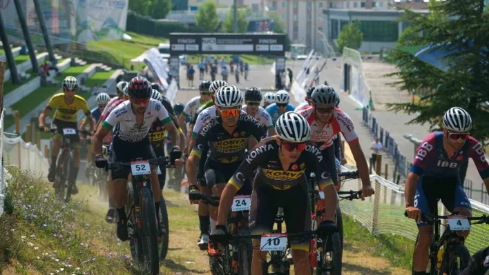 Sakarya'da nefes kesen şampiyona: Genç pedallar zirve için yarıştı