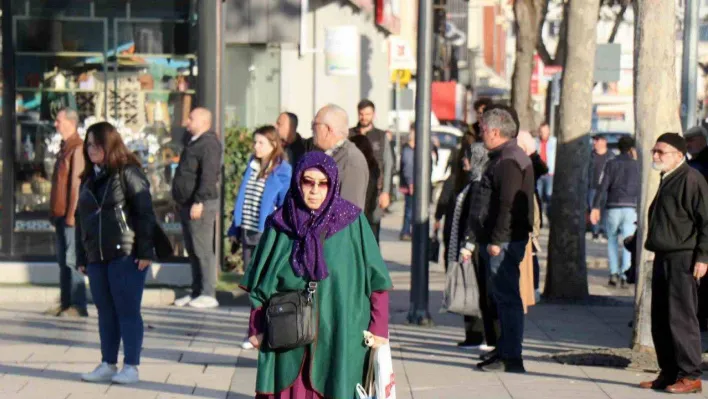 Sakarya'da vatandaşlar 09.05'te saygı duruşunda bulundu