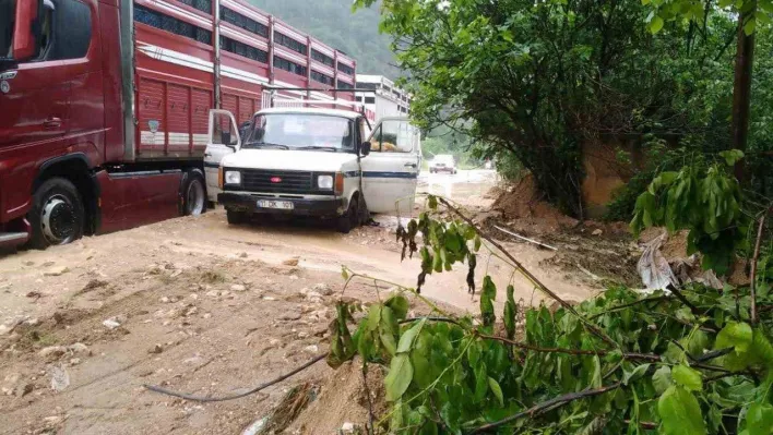 Sakarya Nehri taştı Söğüt-İnhisar yolu selden dolayı trafiğe kapandı