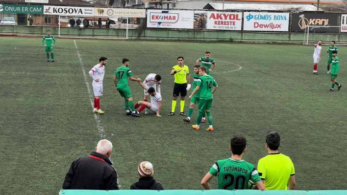 Sakatlanan hakem elinde bandajla maçı yönetti
