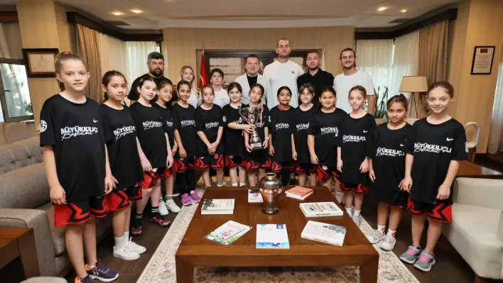 Şampiyon Kızlar Başkan Balcıoğlu'nu Ziyaret Etti