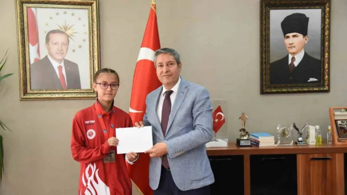 Şampiyon öğrencilerden Milli Eğitim Müdürü Tatlı'ya ziyaret