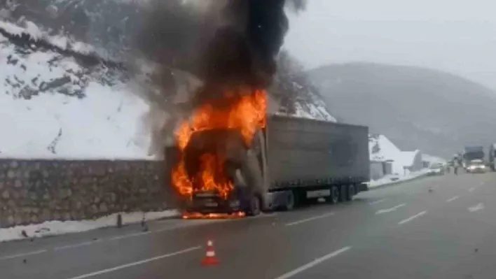 Samsun'da motor yağı yüklü tır alev alev yandı