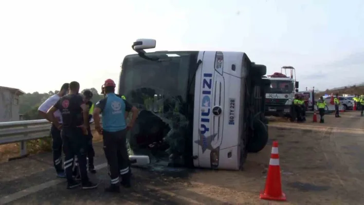 Sancaktepe'de 3 kişinin hayatını kaybettiği kaza sonrası yolcu otobüsü olay yerinden kaldırıldı