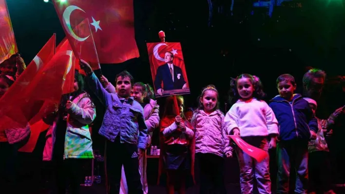 Sancaktepe'de Cumhuriyet coşkusu fener alayı ve Feridun Düzağaç konseriyle zirveye ulaştı