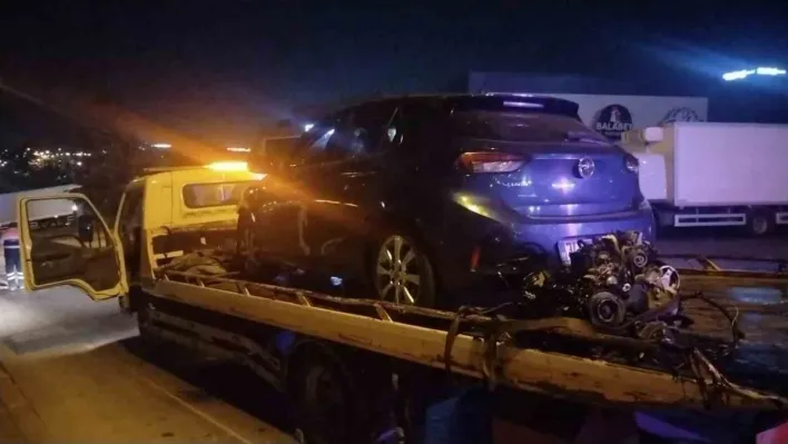 Sancaktepe'de kontrolden çıkan otomobil fabrika duvarına çarptı: 2 yaralı