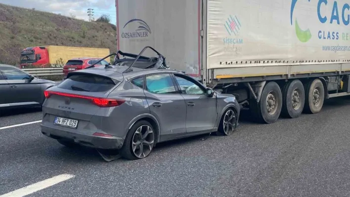 Sancaktepe'de otomobil tıra arkadan çarptı: Sürücü sıkışarak yaralandı