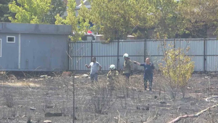 Sancaktepe'de park halindeki kamyon alev alev yandı