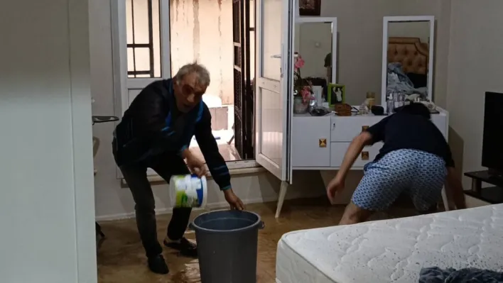 Sancaktepe'de sağanak yağış nedeniyle rögar taştı, 4 daireyi su bastı