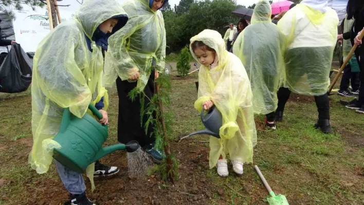 Sancaktepe'de yarının nefesi olacak binlerce fidan toprakla buluşturuldu