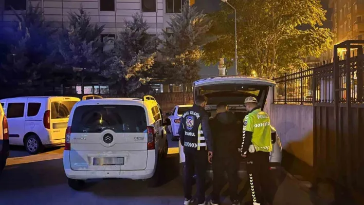 Sancaktepe'de yol verme kavgasında trafik güvenliğini tehlikeye düşüren iki sürücü yakalandı