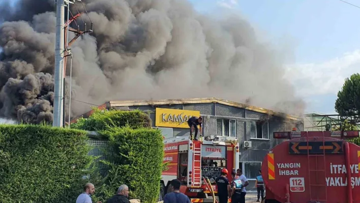 Sandalye fabrikasındaki yangının boyutu dron ile görüntülendi