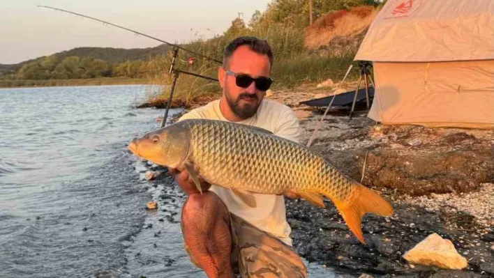Sapanca Gölü'nde 13 kilo sazan yakaladı: Öpüp suya geri saldı