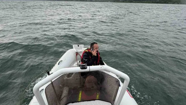 Sapanca Gölü'nde mahsur kalan 2 kişi AFAD ekiplerince kurtarıldı
