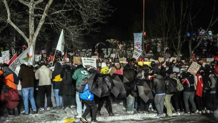 Saraçhane'den Taksim'e yürümek isteyen grup polise su şişesi fırlattı