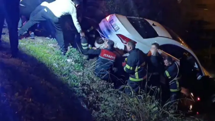 Şarampole uçan otomobilden çıkmak istemedi, ekiplere zor anlar yaşattı