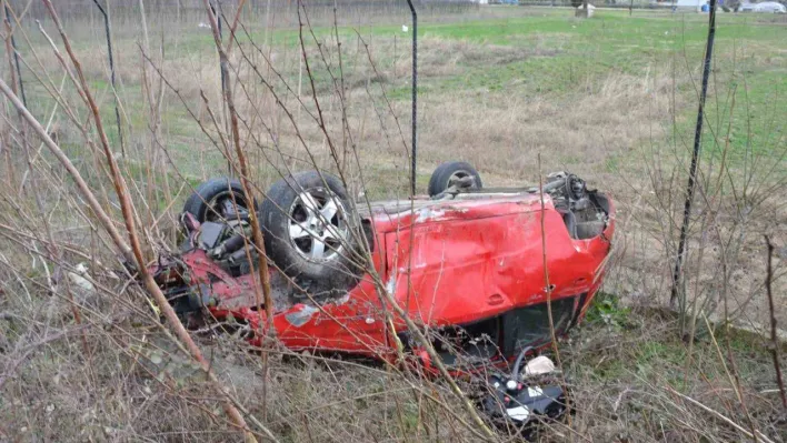 Şarampole uçan otomobilin sürücüsü yaralandı