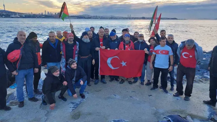 Sarayburnu Fatihleri boğazın buz gibi suyuna girdi, İsrail'i protesto etti