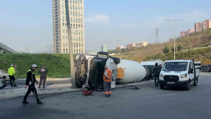 Sarıyer'de beton mikseri arkasındaki boş öğrenci servisine çarparak devrildi