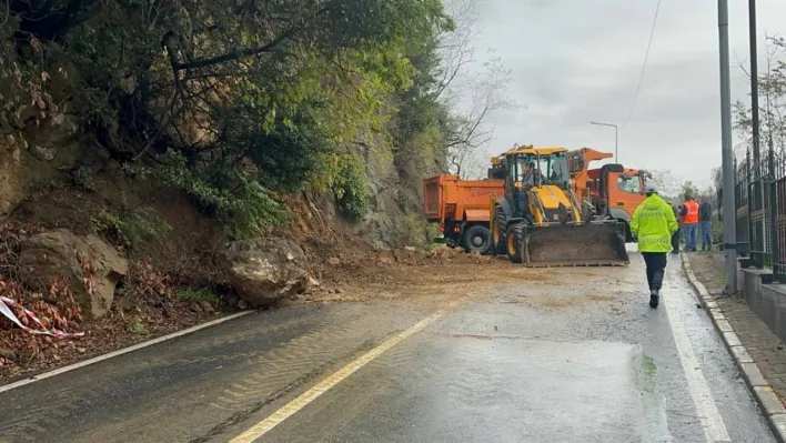 Sarıyer'de dev kaya parçası toprakla birlikte yola yuvarlandı, muhtemel bir faciadan dönüldü