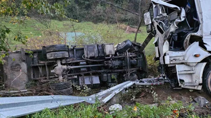 Sarıyer'de freni patlayan tırla çöp arabası çarpıştı: 1 ölü, 3 yaralı