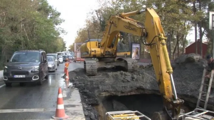 Sarıyer'de su borusu patladı, trafik kilitlendi