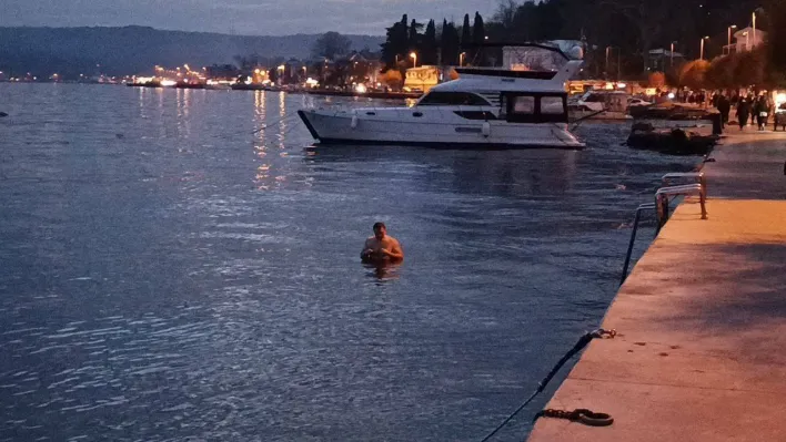 Sarıyer'de yılın son günü denize girip, buz gibi suya daldılar