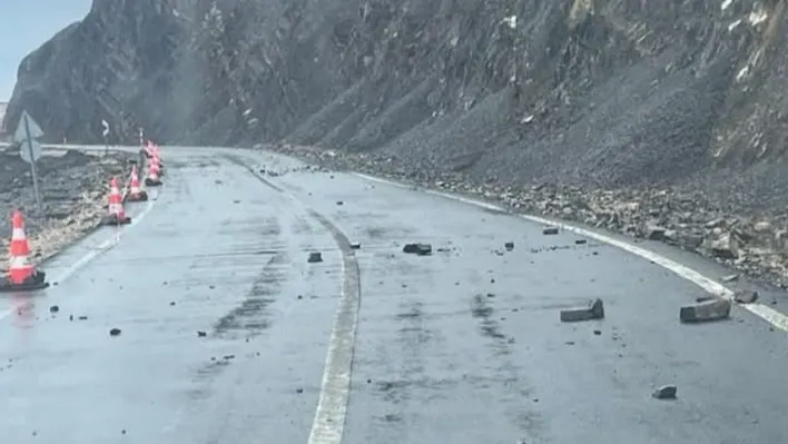 Şarköy'de yamaçtan düşen kayalar tehlike saçıyor